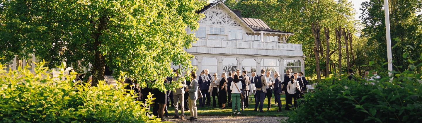 Kollegor från ett företag samlas utanför Ulriksdals Värdshus innan företagsevent