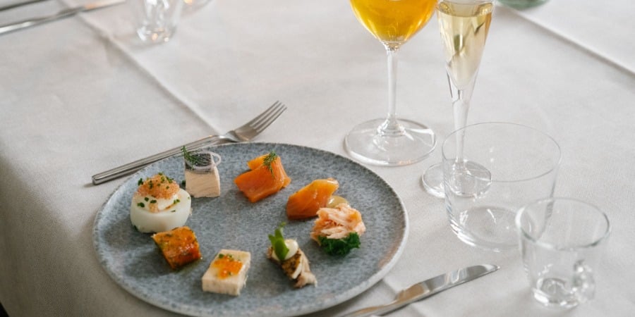 Tallrik med olika sorters siller, lax och annat gott på Ulriksdals Värdshus julbord