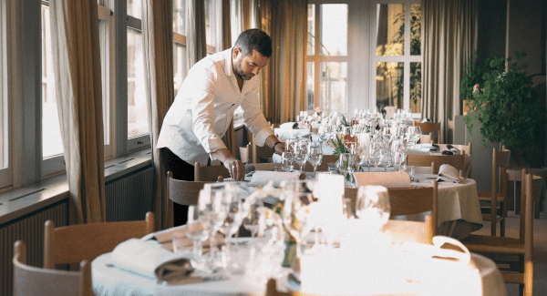 Personal som dukar bord på Ulriksdals Värdshus