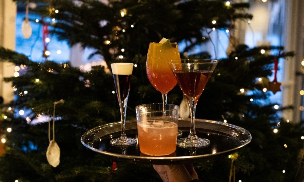 Drinkar i baren på Ulriksdals Värdshus julbord