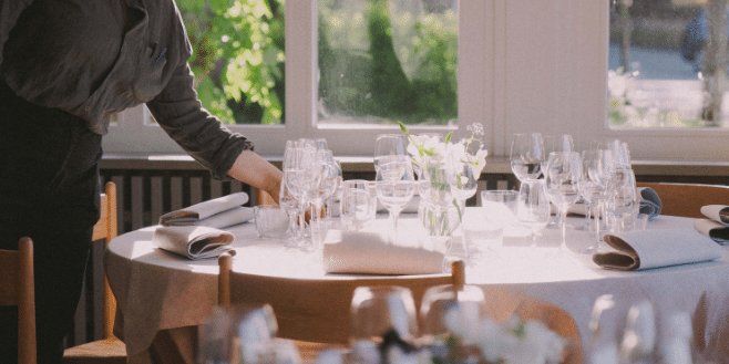 Personal som dukar bord på Ulriksdals Värdshus