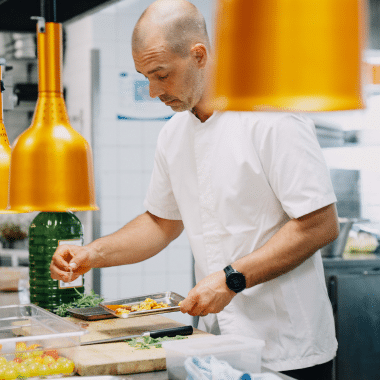 ulriksdals-vardshus-mat-3-square Kock som lagar mat på Ulriksdals Värdshus